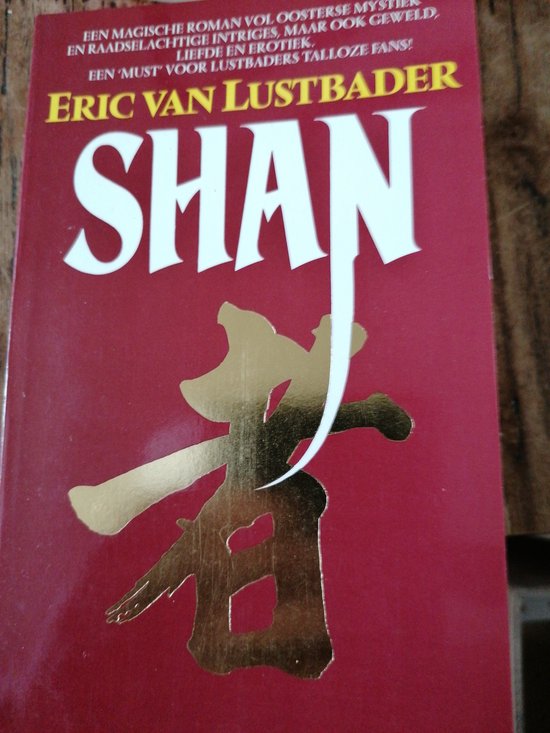 Boek 'Shan' van Eric van Lustbader, rode kaft met gouden Chinese tekens.