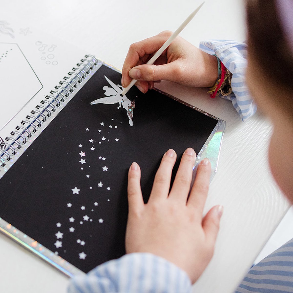 Totum Disney 100 krasplaten sticker en kleurboek scratch art Disney classics limited edition jubileum editie 100 jarig bestaan Disney — afbeelding 6