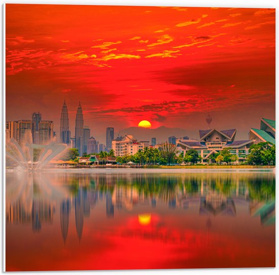 PVC Schuimplaat - Skyline van De Stad Kuala Lumpur in Indonesië tijdens Zonsondergang - 50x50 cm Foto op PVC Schuimplaat (Met Ophangsysteem)