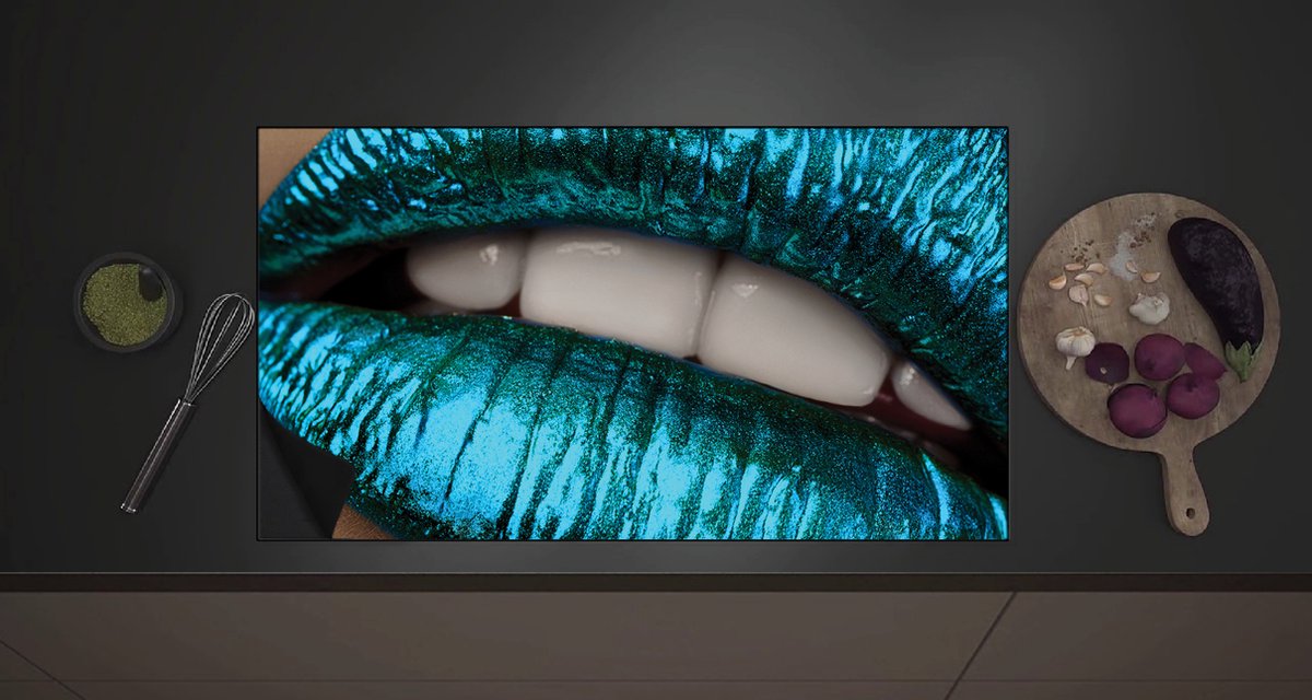 Inductie Beschermer - Close-up van Metallic Blauwe Lippen - 80x52 cm - 2 mm Dik - Inductieplaat Beschermer met zwarte kern