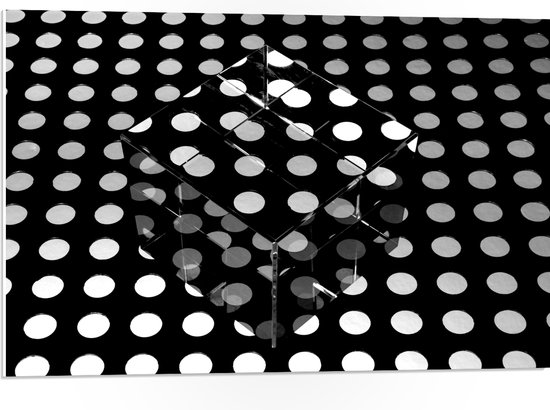 PVC Schuimplaat - Doorzichtige Kubus op Ondergrond van Witte Stippen op Zwarte Ondergrond - 75x50 cm Foto op PVC Schuimplaat (Met Ophangsysteem)