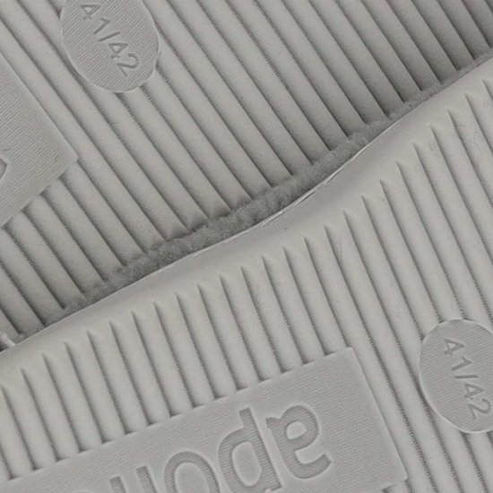 Onderkant van grijze pantoffels met ribbelprofiel en het 'apollo' logo. Maataanduiding '41/42'.