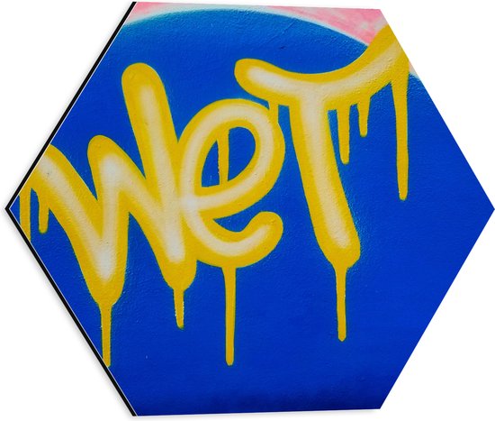 Dibond Hexagon - Gele Graffiti Tekst ''Wet'' op Blauwe Ondergrond - 40x34.8 cm Foto op Hexagon (Met Ophangsysteem)