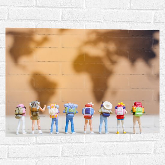 Muursticker - Groepje Miniatuurpoppetjes kijkend naar Wereldkaart - 80x60 cm Foto op Muursticker