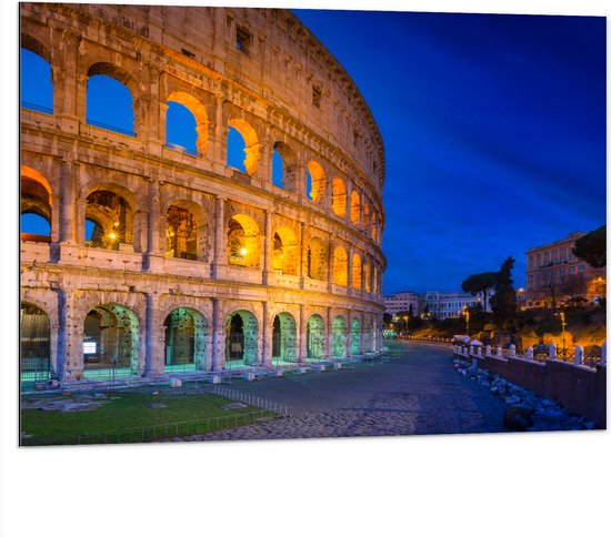 WallClassics - Dibond - Voetpad langs Colloseum van Rome in de Avond - 100x75 cm Foto op Aluminium (Met Ophangsysteem)