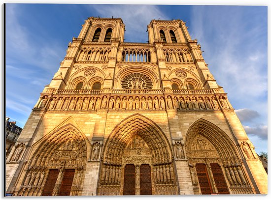 WallClassics - Dibond - Vooraanzicht van de Notre Dame in Parijs - 40x30 cm Foto op Aluminium (Met Ophangsysteem)