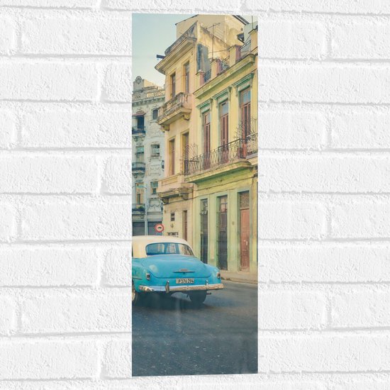 Muursticker - Blauw met Witte Kever rijdend op Weg langs Traditionele Gebouwen - 20x60 cm Foto op Muursticker