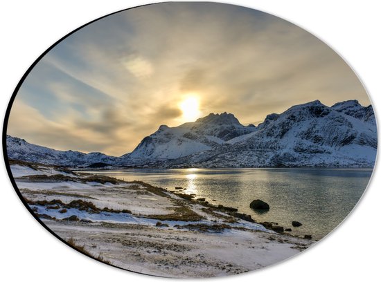 Dibond Ovaal - Landschap bedekt door Sneeuw tijdens Zonsondergang - 28x21 cm Foto op Ovaal (Met Ophangsysteem)