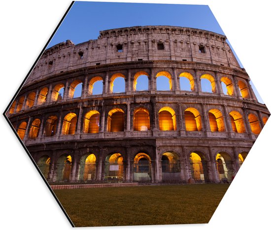 WallClassics - Dibond Hexagon - Verlicht Colosseum in Rome in de Avond - 40x34.8 cm Foto op Hexagon (Met Ophangsysteem)