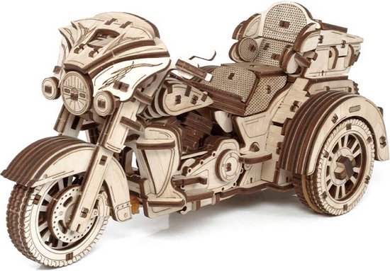 Houten trike model met grote kofferbak, windscherm en gedetailleerd motorblok.