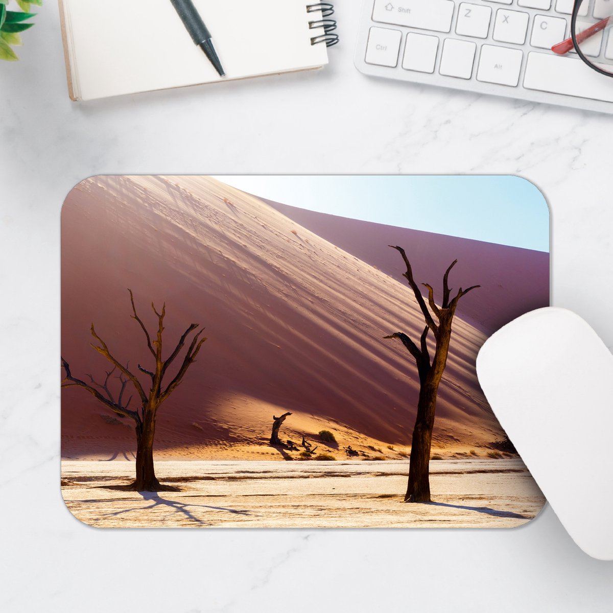 Muismat - Kale Bomen in Woestijn Landschap - 25x18 cm - 2 mm Dik - Muismat van Vinyl