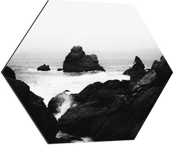 WallClassics - Dibond Hexagon - Golven tegen hoge Rotsen in het Water (Zwart- wit) - 80x69.6 cm Foto op Hexagon (Met Ophangsysteem)