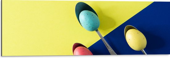 Dibond - Gekleurde Eieren op Lepels op Blauwe en Gele Vakken - 90x30 cm Foto op Aluminium (Met Ophangsysteem)