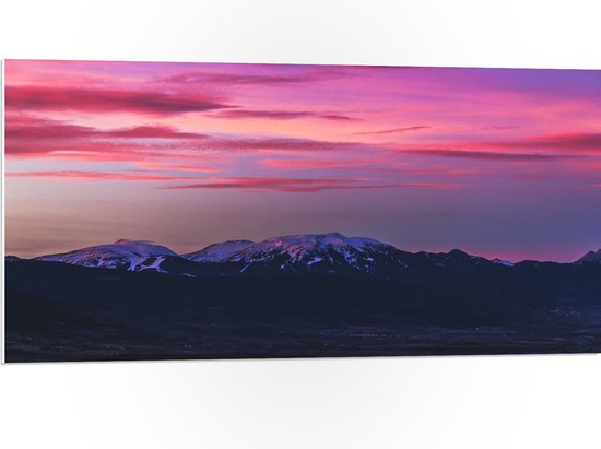 PVC Schuimplaat - Bergen onder de Paars met Roze Lucht - 100x50 cm Foto op PVC Schuimplaat (Met Ophangsysteem)