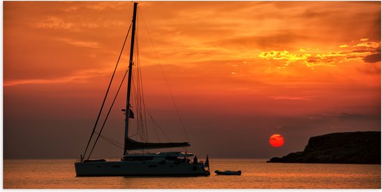 Poster (Mat) - Zeilboot Varend op de Griekse Zee bij Vuurrode Zonsondergang - 100x50 cm Foto op Posterpapier met een Matte look