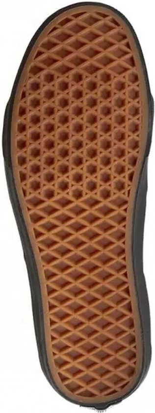 Onderkant van een zwarte Vans SK8-Hi sneaker met het iconische bruine rubberen wafelpatroon.
