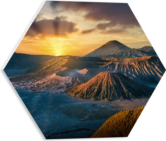 PVC Schuimplaat Hexagon - Zonsondergang verdwijnend achter Bergen in Vulkaangebied - 40x34.8 cm Foto op Hexagon (Met Ophangsysteem)