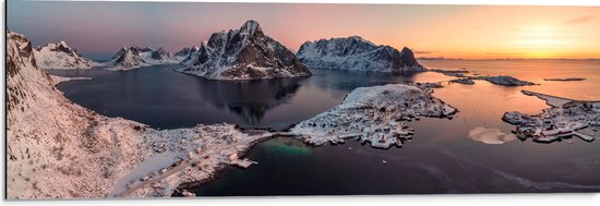 Dibond - Zonsopgang bij Sneeuwlandschap in Noorwegen - 90x30 cm Foto op Aluminium (Met Ophangsysteem)