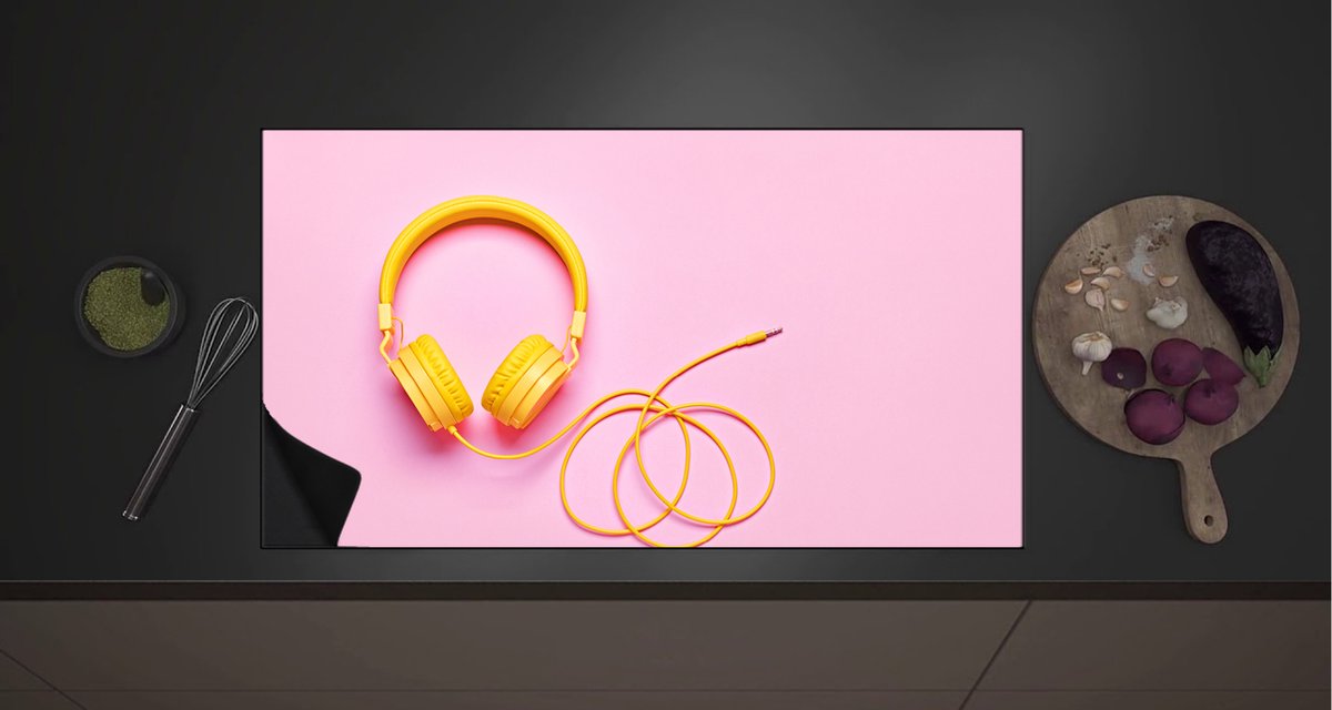 Inductie Beschermer - Gele Headset tegen Roze Achtergrond - 90x52 cm - 2 mm Dik - Inductieplaat Beschermer met zwarte kern
