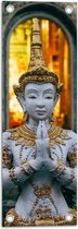 Tuinposter – Grijze Boeddha voor Tempel met Gouden Details - 20x60 cm Foto op Tuinposter (wanddecoratie voor buiten en binnen)