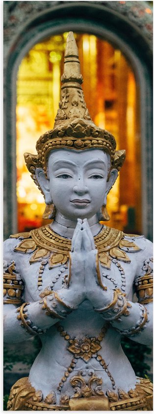 Poster (Mat) - Grijze Boeddha voor Tempel met Gouden Details - 40x120 cm Foto op Posterpapier met een Matte look