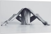 Acrylglas - Vrouw met Gespreide Benen in Yogapositie (Zwart- wit) - 120x80 cm Foto op Acrylglas (Met Ophangsysteem)