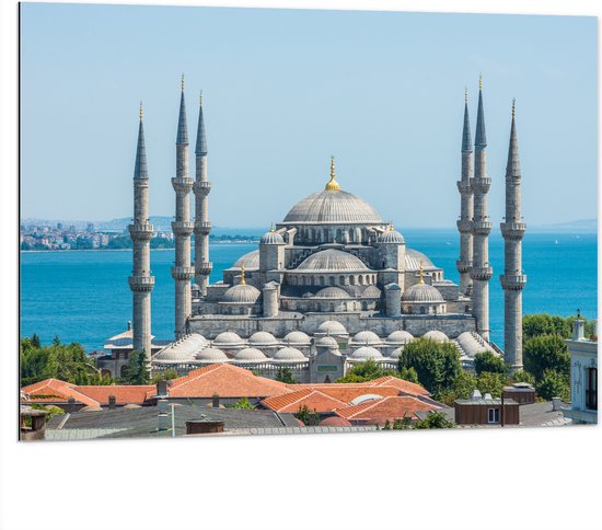 Dibond - Sultan Ahmet Moskee aan de Zee van Turkije - 100x75 cm Foto op Aluminium (Met Ophangsysteem)