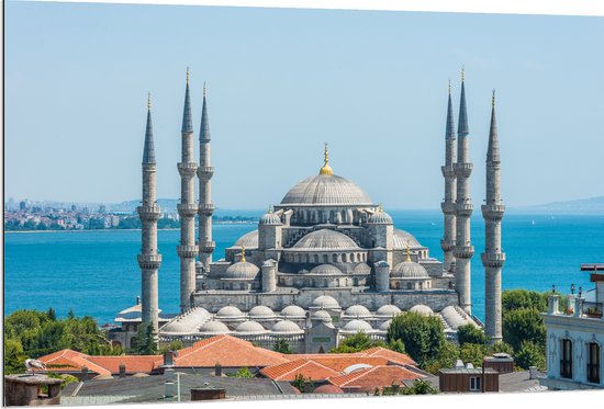 Dibond - Sultan Ahmet Moskee aan de Zee van Turkije - 120x80 cm Foto op Aluminium (Met Ophangsysteem)