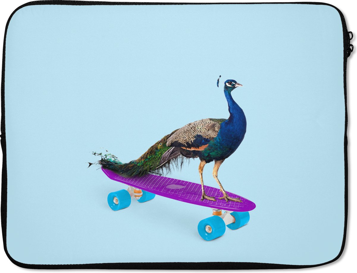 Laptophoes 15.6 inch - Pauw - Blauw - Skateboard - Dieren - Grappig - Laptop sleeve - Binnenmaat 37x26 cm - Zwarte achterkant