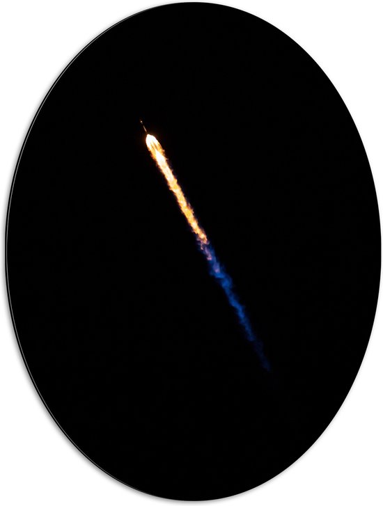 Dibond Ovaal - Opstijgende Raket met Vuurstreep - 51x68 cm Foto op Ovaal (Met Ophangsysteem)