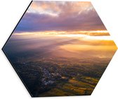 Dibond Hexagon - Felle Zonnestralen over het Landschap in Indonesië - 30x26.1 cm Foto op Hexagon (Met Ophangsysteem)