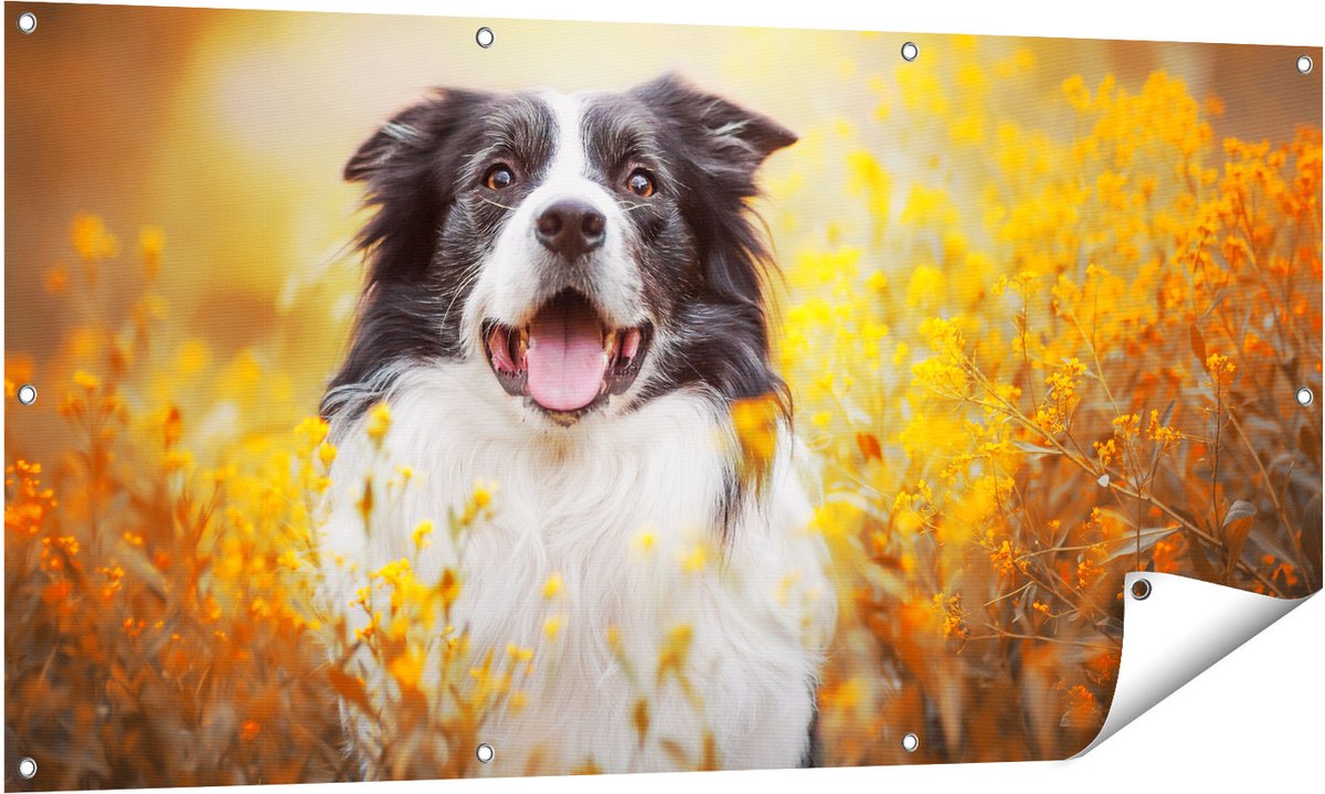 Gards Tuinposter Blije Hond tussen de Bloemen - 140x70 cm - Tuindoek - Tuindecoratie - Wanddecoratie buiten - Tuinschilderij Multikleur