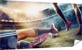 Gards Tuinposter Voetbal Sliding in het Stadion - 200x100 cm - Tuindoek - Tuindecoratie - Wanddecoratie buiten - Tuinschilderij