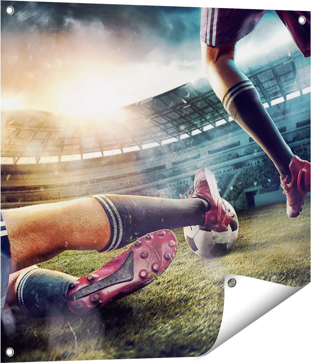Gards Tuinposter Voetbal Sliding in het Stadion - 70x70 cm - Tuindoek - Tuindecoratie - Wanddecoratie buiten - Tuinschilderij Multikleur