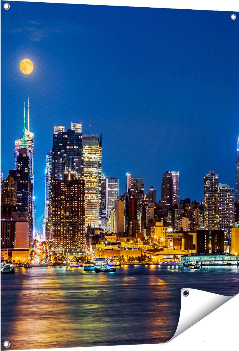Gards Tuinposter Verlichte Skyline van New York met Volle Maan - 80x100 cm - Tuindoek - Tuindecoratie - Wanddecoratie buiten - Tuinschilderij Multikleur