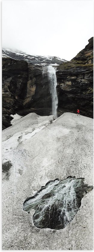 Poster Glanzend – Wandelaar bij Waterval aan de Rand van een Cliff - 20x60 cm Foto op Posterpapier met Glanzende Afwerking