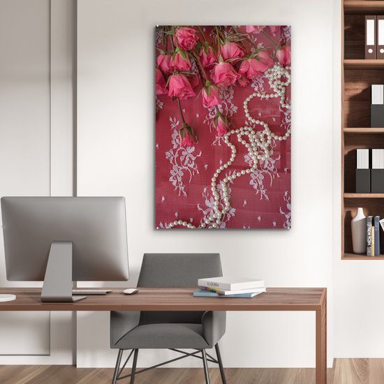 ® Glasschilderij 80x120 cm - Schilderij acrylglas - Parelkettingen langs boeket met roze rozen - Foto op glas - Muurdecoratie woonkamer - Wanddecoratie slaapkamer - Schilderijen