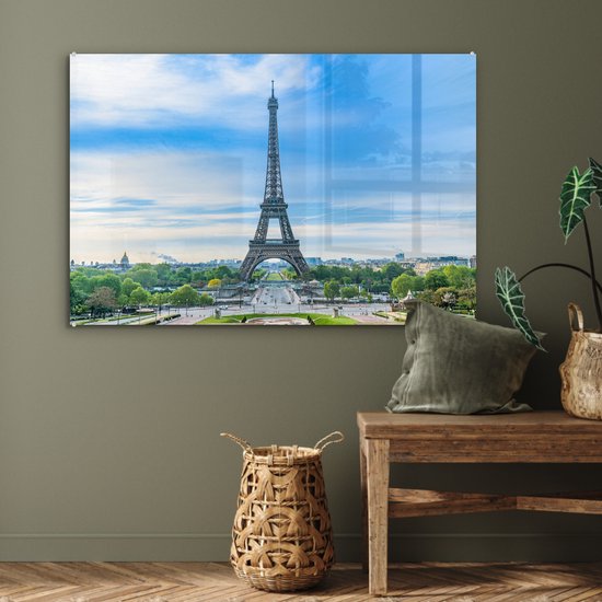 MuchoWow® Glasschilderij 120x80 cm - Schilderij acrylglas - Eiffeltoren onder een blauwe lucht - Foto op glas - Schilderijen