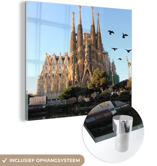 MuchoWow® Glasschilderij 90x90 cm - Schilderij acrylglas - Vogels voor de Sagrada Familia in Spanje - Foto op glas - Schilderijen