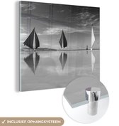 MuchoWow® Glasschilderij 20x20 cm - Schilderij acrylglas - Paraws bij het strand van Boracay - zwart wit - Foto op glas - Schilderijen