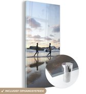 MuchoWow® Glasschilderij 60x120 cm - Schilderij acrylglas - Surfers langs het strand - Foto op glas - Schilderijen