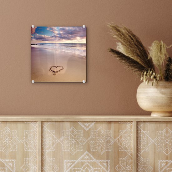 MuchoWow® Glasschilderij 20x20 cm - Schilderij acrylglas - Nederland - Hart - Strand - Foto op glas - Schilderijen
