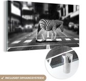 MuchoWow® Glasschilderij 40x20 cm - Schilderij acrylglas - Overstekende zebra - Foto op glas - Schilderijen