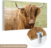 MuchoWow® Glasschilderij 120x60 cm - Schilderij acrylglas - Schotse hooglander - Hoorn - Gras - Foto op glas - Schilderijen
