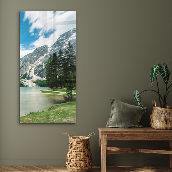 ® Glasschilderij 60x120 cm - Schilderij acrylglas - Dennenbomen bij het meer Lago di Braies in Italië - Foto op glas - Muurdecoratie woonkamer - Wanddecoratie slaapkamer - Schilderijen