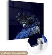 MuchoWow® Glasschilderij 50x50 cm - Schilderij acrylglas - Blauw gekleurde kaketoe met een donkere achtergrond - Foto op glas - Schilderijen