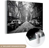 MuchoWow® Glasschilderij 120x80 cm - Schilderij acrylglas - Geparkeerde auto's in New York - zwart-wit - Foto op glas - Schilderijen