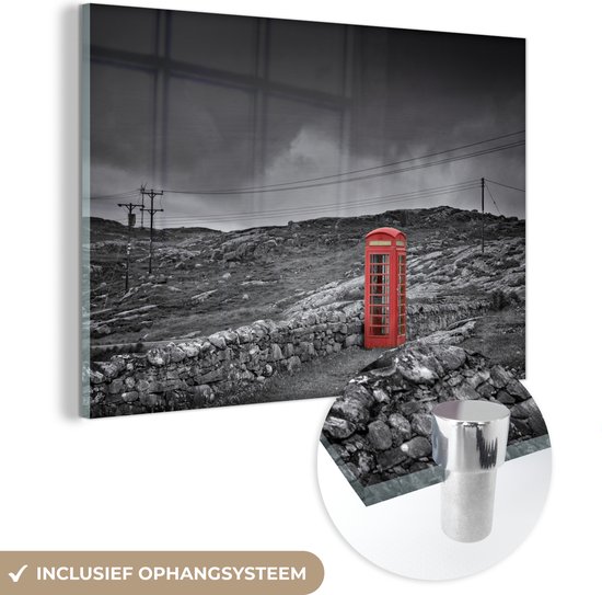 MuchoWow® Glasschilderij 150x100 cm - Schilderij acrylglas - Zwart-wit foto van een Britse telefooncel - Foto op glas - Schilderijen