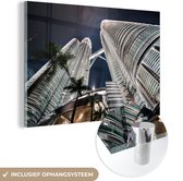 MuchoWow® Glasschilderij 120x80 cm - Schilderij acrylglas - De Petronas Towers vanaf onderen in de avond - Foto op glas - Schilderijen