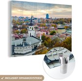 MuchoWow® Glasschilderij 90x60 cm - Schilderij acrylglas - Skyline met groene bomen en Vilnius in Litouwen - Foto op glas - Schilderijen